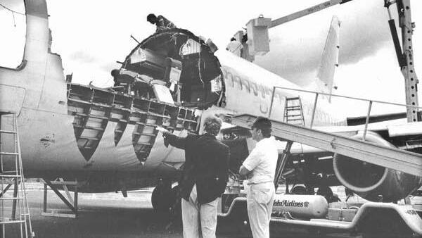 מטוס Aloha Airlines לאחר שחלק גדול מגג תא הנוסעים נתלש באוויר, 1988