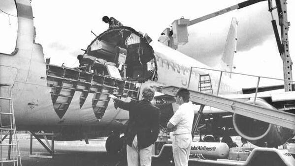 מטוס Aloha Airlines לאחר שחלק גדול מגג תא הנוסעים נתלש באוויר, 1988