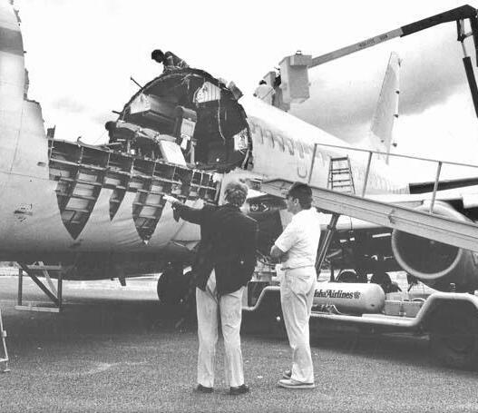 מטוס Aloha Airlines לאחר שחלק גדול מגג תא הנוסעים נתלש באוויר, 1988