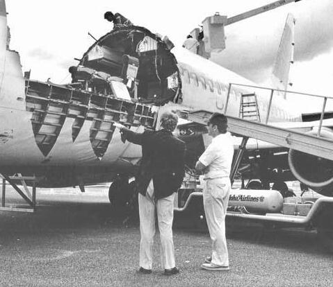 מטוס Aloha Airlines לאחר שחלק גדול מגג תא הנוסעים נתלש באוויר, 1988