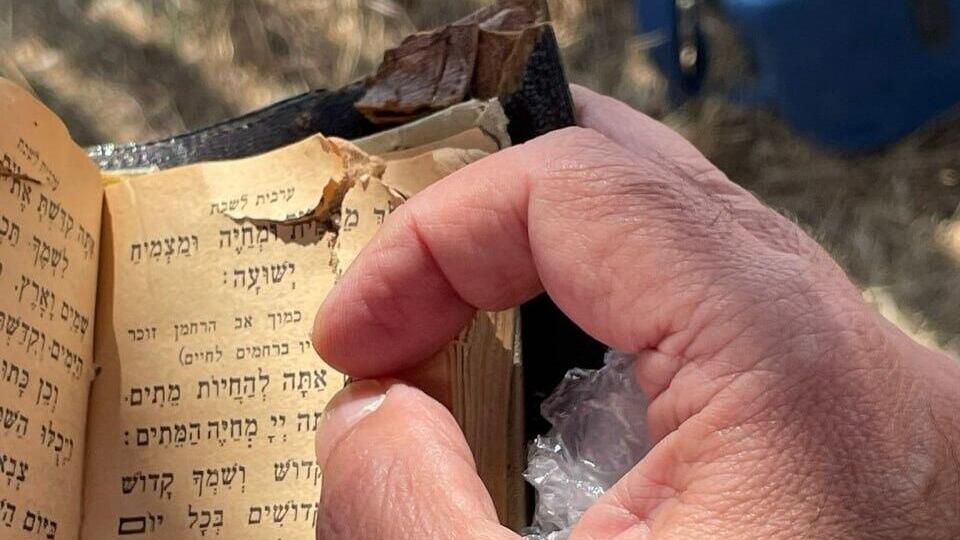 Prayer book that saved Israeli medic from sniper fire in 1948 donated to Gush Etzion archive (Photo: Michal Mavishash) הקליע נעצר במילה ממית