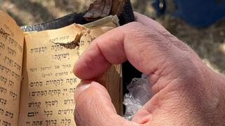הכדור שפגע בסידור - ונעצר במילה "ממית"