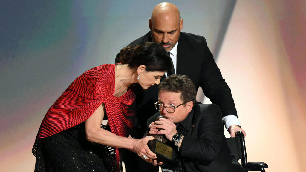 Michael J. Fox at the Emmy Awards (Photo: Patrick T. Fallon / AFP) מייקל ג'יי פוקס בטקס פרסי האמי