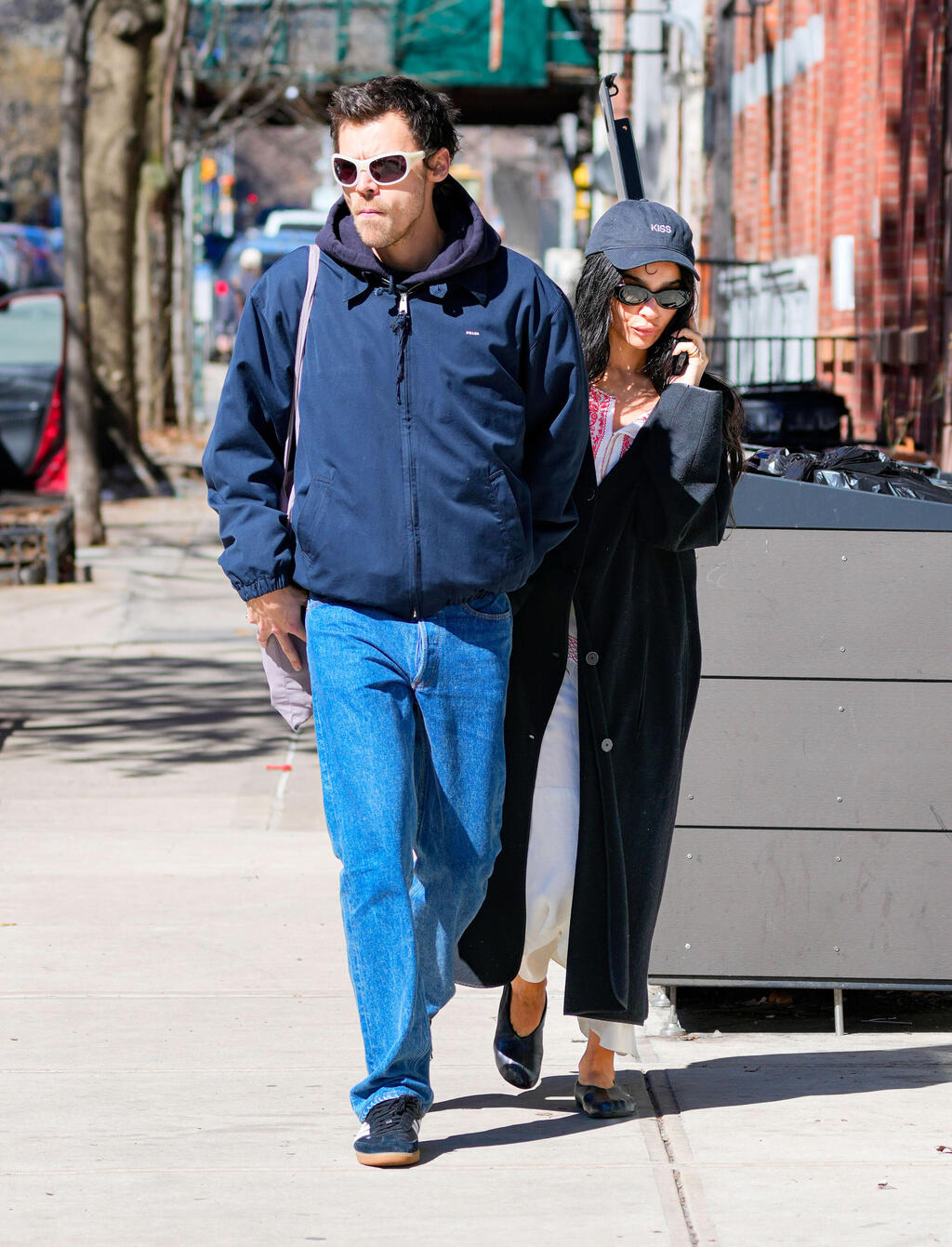Seriously, as if that weren’t enough; with fiancé Harry Styles (Photo: Gettyimages IL/XNYStar MaxGC) זואי קרביץ והארי סטייל הולכים ברחוב