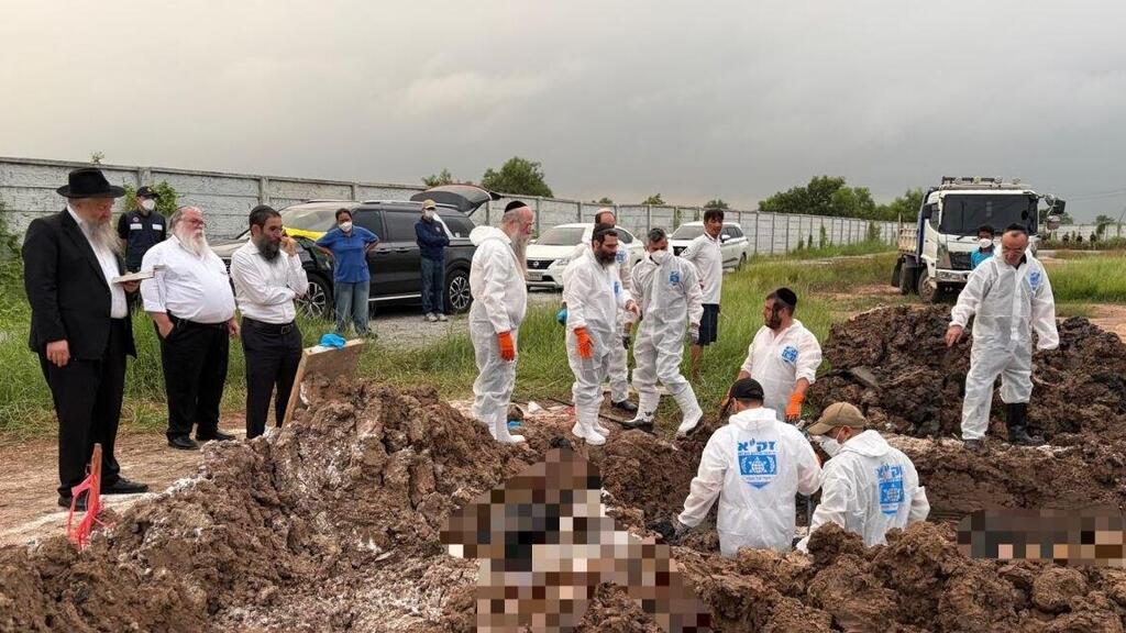 Relocation of the Jewish graves near Bangkok (Photo: ZAKA) הנפטרים נקברו מחדש
