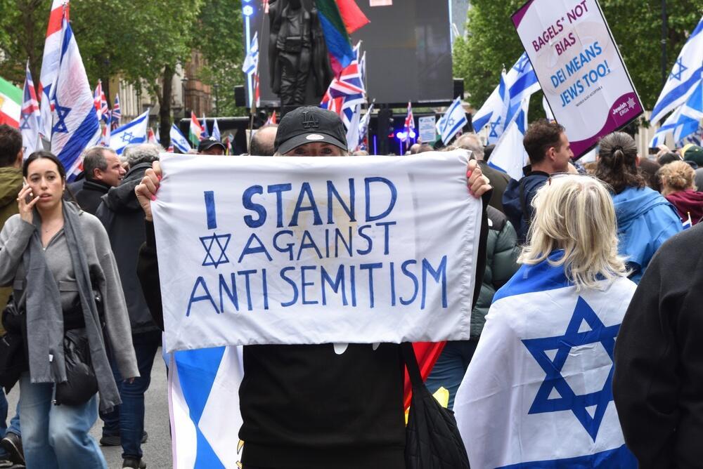 Anti-antisemitism rally in London (Photo: Donovan Elmes/Shutterstock) עצרת מחאה נגד אנטישמיות בלונדון