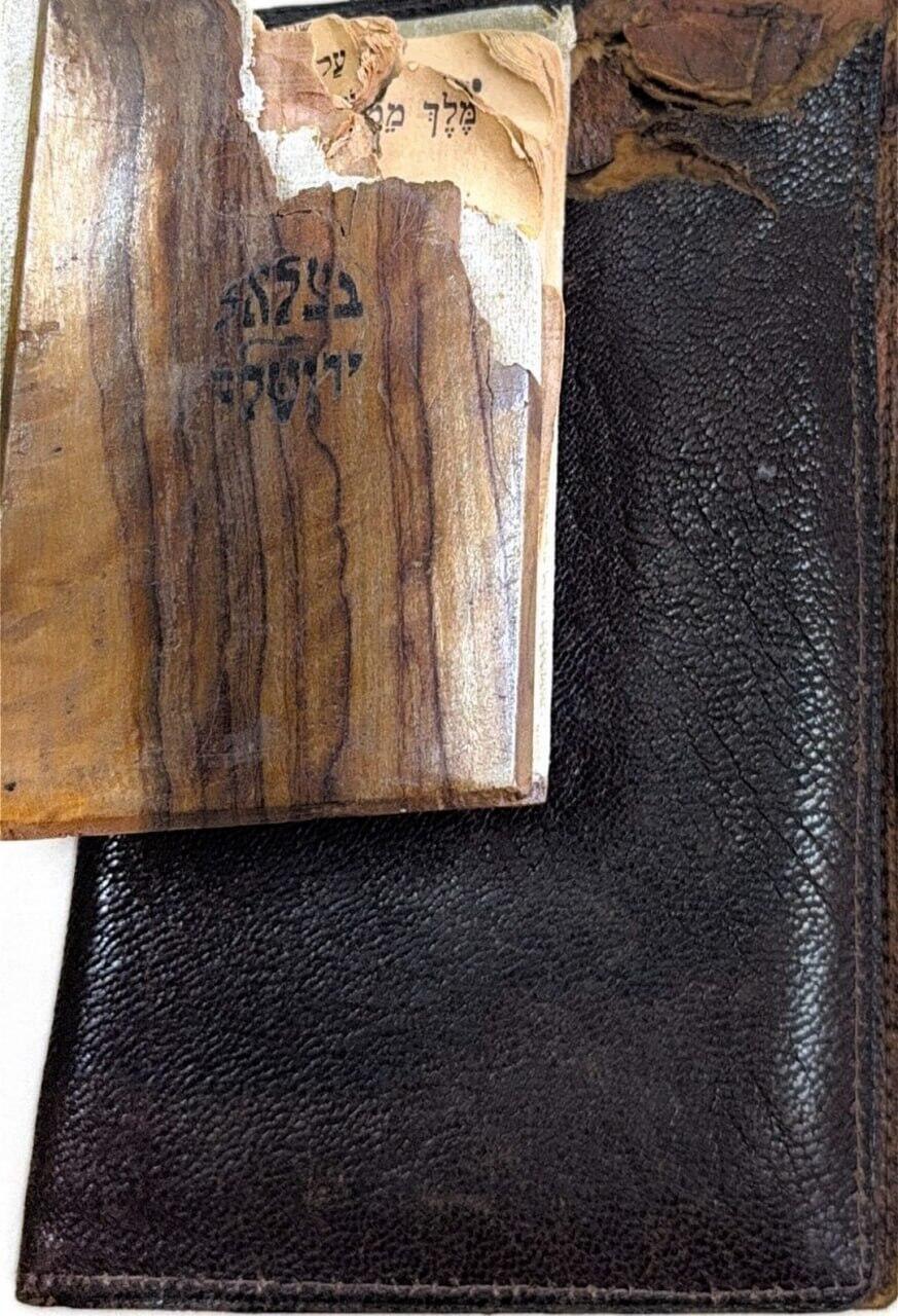 Moshe Kamara’s prayer book (Photo: Michal Mavishash) סידור התפילה של משה קמרה