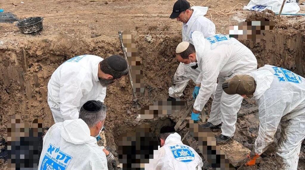 Exhuming one of the deceased from the grave (Photo: ZAKA) הוצאת אחד הנפטרים מקברו