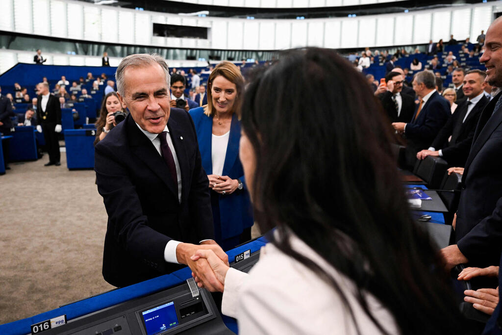 Canadian Prime Minister Mark Carney receives a warm welcome at the European Parliament in Strasbourg (Photo: Jean-Christophe Verhaegen / AFP) ראש ממשלת קנדה מארק קרני מתקבל בחום ב הפרלמנט האירופי שטרסבורג