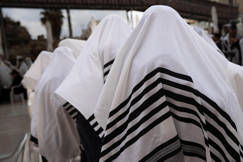 Photo: Alex Kolomoisky מתפללים בברכת כהנים