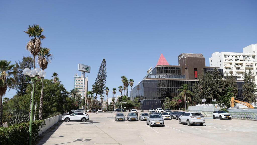 Residential development site in Givat Shmuel. 400 apartments will replace 52,000 square meters of office space (Photo: Orel Cohen) Residential development site in Givat Shmuel. 400 apartments will replace 52,000 square meters of office space