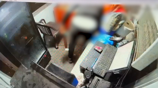 החשוד עם הקרש בידו: מתוך תיעוד השוד