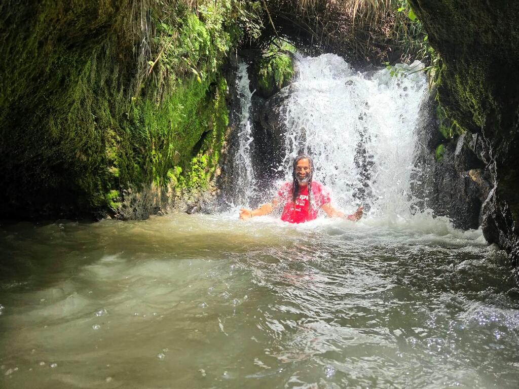 The surprising waterfall in Kiryat Shmona (Photo: Courtesy of Kuku Trip) המפל העירוני שהפתיע את בלוגר המעיינות
