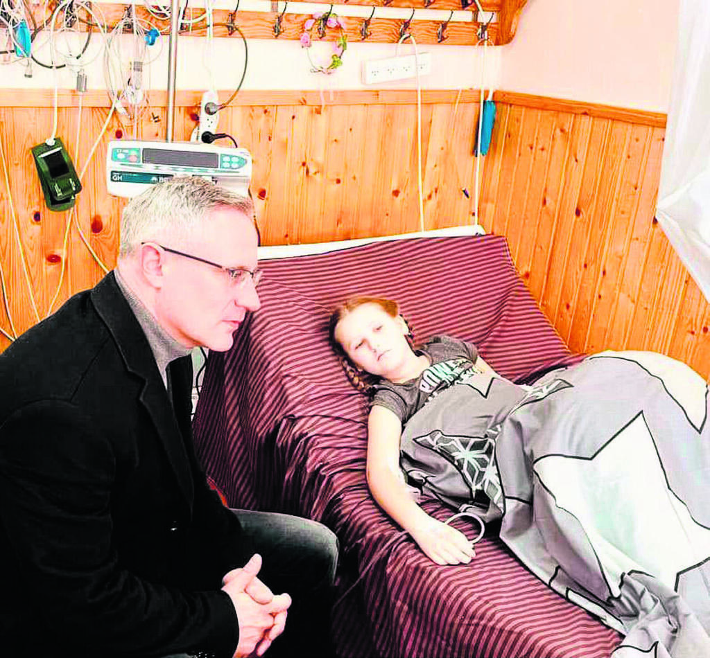 Michael Brodsky at the Israeli field hospital established in Ukraine (Photo: Courtesy) מיכאל ברודסקי בבית החולים הישראלי שהוקם באוקראינה