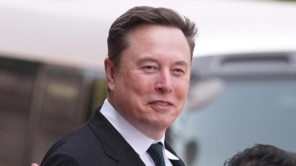 Elon Musk promised that this donation would be 'the first of many' (Photo: Mark Schiefelbein/AP) אילון מאסק