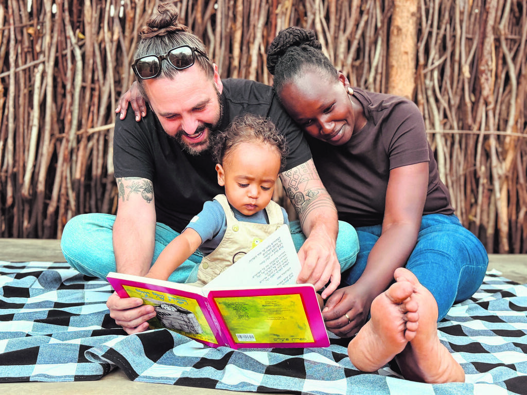 Lior Sperandeo with his wife Napiok, a member of the Karamojong tribe, and their son Nevo (Photo: Richard Oyel) ליאור ספרנדאו עם אשתו נאפיוק, בת שבט הקראמוג'ה, ובנם נבו