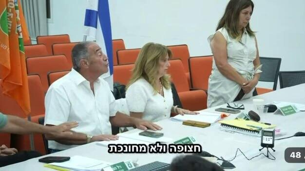 ישיבת מועצת נס ציונה וההתבטאות החריגה של ראש העיר כלפי חברת אופוזיציה