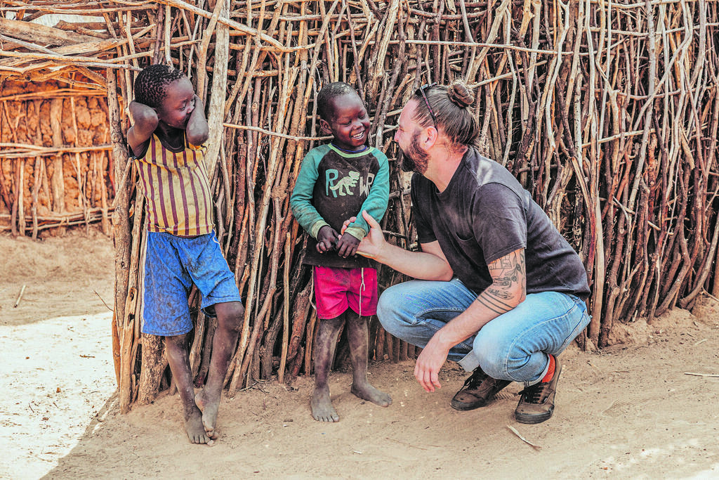 Lior Sperandeo with local children in Uganda (Photo: Gil Kovalchuk) ליאור ספרנדאו עם ילדים מקומיים באוגנדה