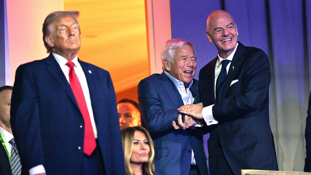 Kraft with Trump and FIFA President Gianni Infantino at the World Cup draw (Photo: Mandel Ngan/POOL/AFP) קראפט עם טראמפ ונשיא פיפ"א אינפנטינו בהגרלת המונדיאל