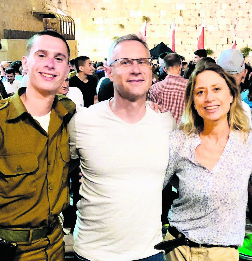 Michael Brodsky with his wife Regina and their son Eyal, who was wounded in Khan Younis (Photo: Courtesy) מיכאל ברודסקי עם אשתו רגינה והבן אייל שנפצע בחאן יונס