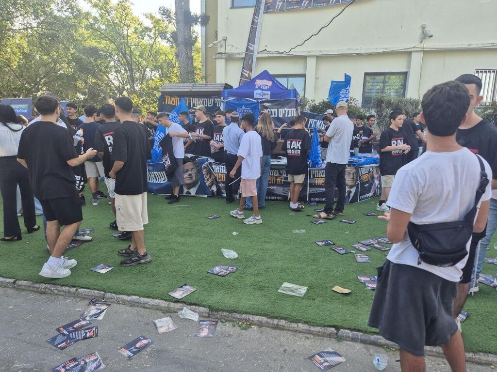 Otzma Yehudit supporters (Photo: Mickey Schmidt) תרגיל בחירות בתיכון "בליך"