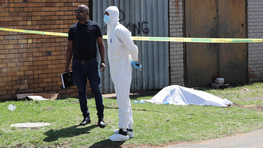At the scene where a body was found two days ago. The number of bodies found has since risen to nine (Photo: REUTERS/Stringer) דרום אפריקה חשד ל רוצח סדרתי 9 גופות של נשים נמצאו ליד יוהנסבורג זירת מציאת גופה 15 ספטמבר