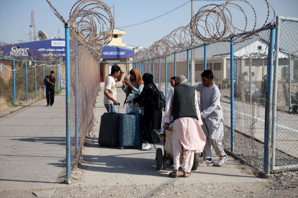 Afghan nationals carrying their belongings walk after crossing the border from Iran at the Islam Qala border crossing in Herat province, Afghanistan (Photo: Reuters) Afghan nationals carrying their belongings walk after crossing the border from Iran at the Islam Qala border crossing in Herat province, Afghanistan