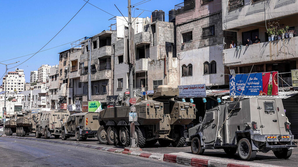 Preparing for the holidays: Long APC convoys in Nablus (Photo: Zain JAAFAR / AFP) חיילים צה"ל במחנה פליטים ליד שכם