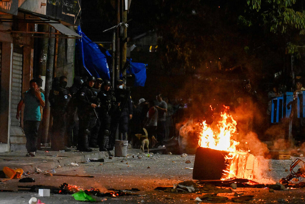 Clashes in Guatemala City over fuel shortages (Photo: Johan ORDONEZ / AFP) 11 בספטמבר מהומות גואטמלה סיטי בעקבות מחסור דלק נפט
