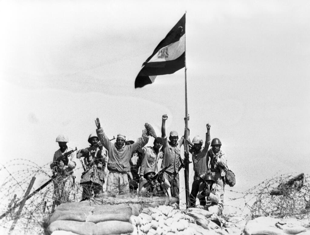 Egyptian soldiers at an IDF outpost along the Suez Canal, October 1973 (Photo: AP) חיילים מצרים במוצב של צה"ל בתעלה, אוקטובר 1973