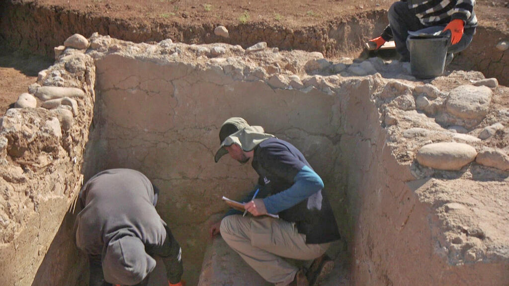 Work to uncover the ancient mikveh (Photo: Israel Antiquities Authority) העבודות לחשיפת מקווה הטהרה