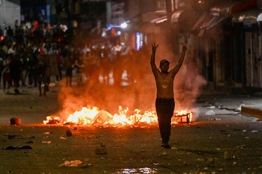Sept. 11 riots in Guatemala City over fuel shortages (Photo: Johan ORDONEZ / AFP) 11 בספטמבר מהומות גואטמלה סיטי בעקבות מחסור דלק נפט