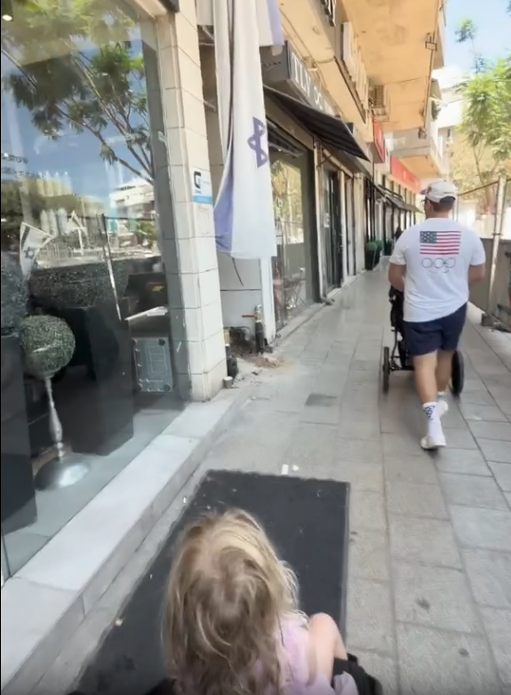 Walking through the streets of Tel Aviv Walking through the streets of Tel Aviv