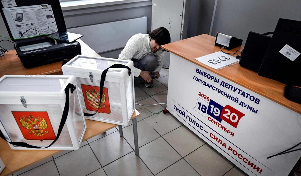 Final preparations at a Moscow polling station ahead of voting, today (Photo: Alexander NEMENOV / AFP) רוסיה בחירות פרלמנט מכינים קלפי מוסקבה