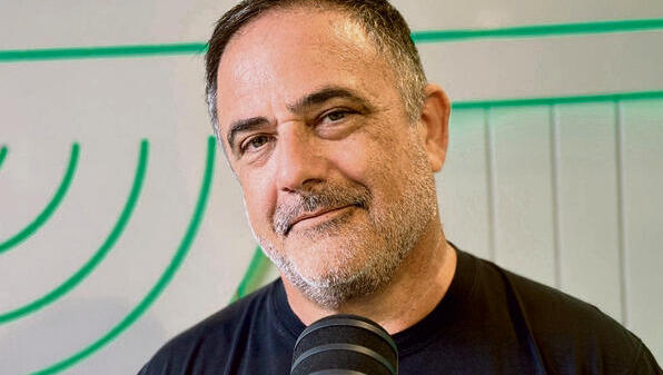 "מדי פעם אני קונה בית לגור בו. לא מתיימר ‏להיות נזיר"