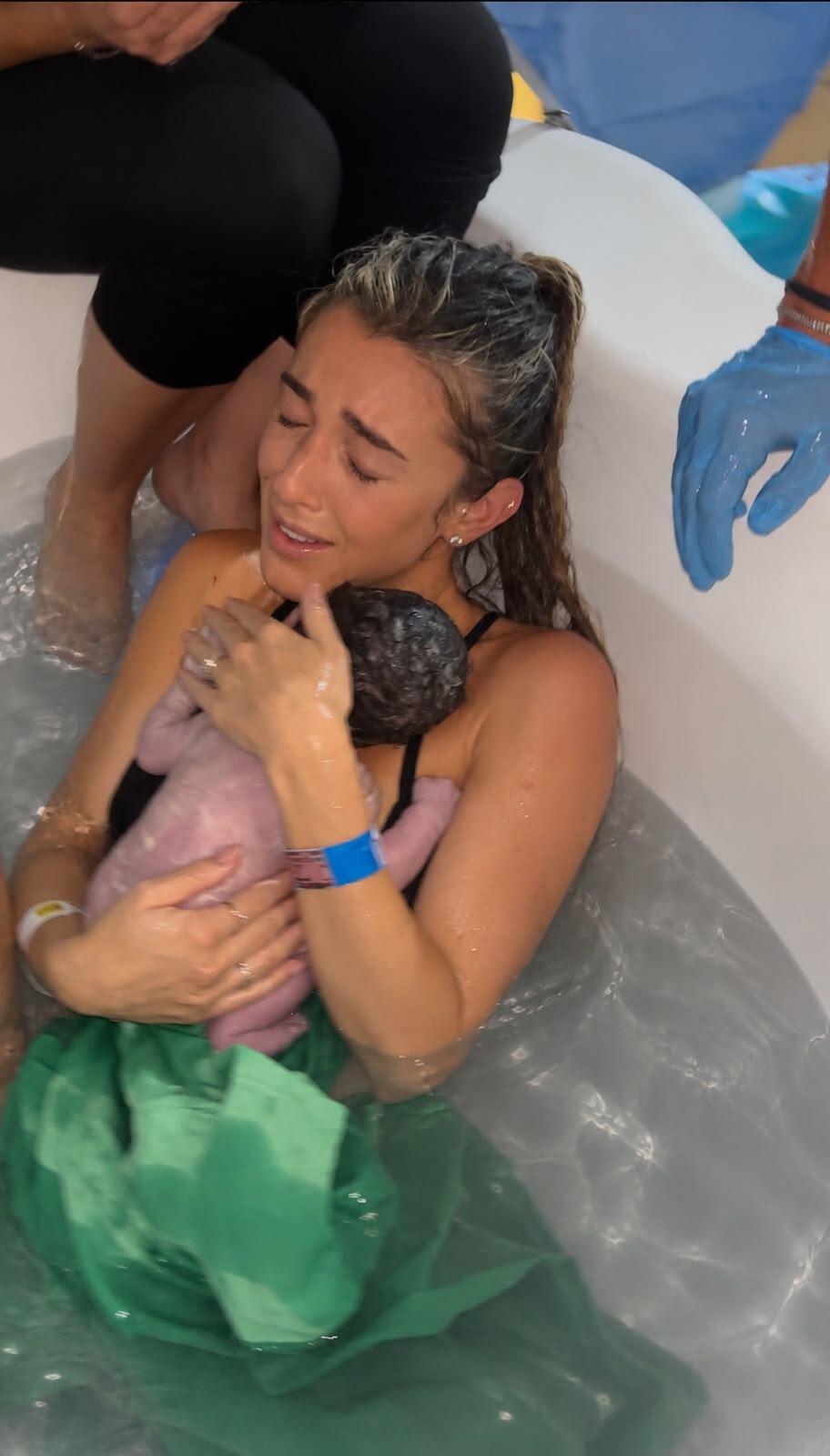 אן זיוי ילדה בן שני. גם הפעם בלידת מים (צילום: מתוך אינסטגרם) אן זיוי ילדה בן שני