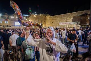 תוקעים בשופר ליד רחבת הכותל