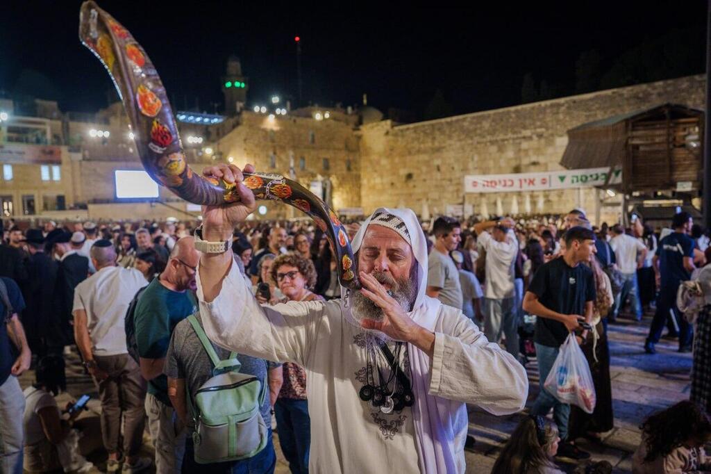 Blowing shofar near the Western Wall (Photo: Shilo Shalom) תוקעים בשופר ליד רחבת הכותל