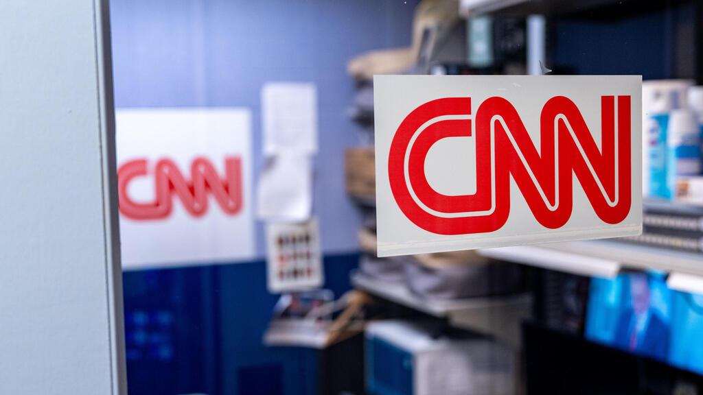 דלת עם שלט CNN במתחם העבודה שלה בתוך הבית הלבן לפני שהוחרמה משם על ישי נשיא ארה" טראמפ