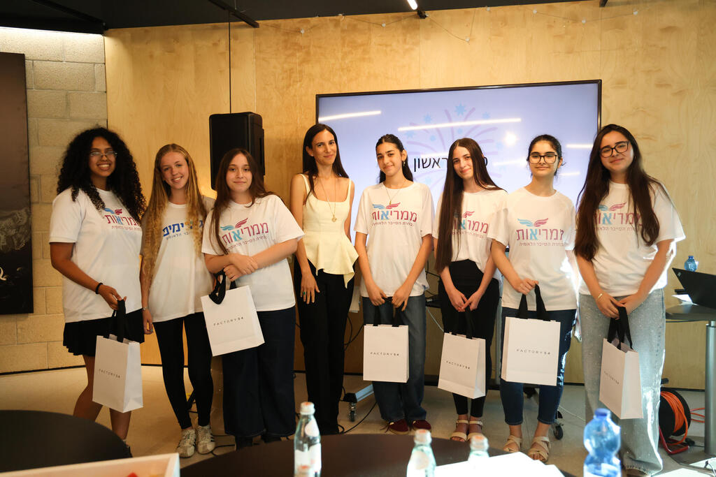 From right: Talia Ohana, Michal Yegudayev, Noa Korchka, Gaya Ashad, Factory 54 co-owner Yifat Irani, Noy Abramov, Hili Datshi and Maayan Wodja (Photo: Noa Eckhaus) מימין לשמאל: טליה אוחנה, מיכל יגודאייב, נועה קורצקה, גאיה אשד, יפעת אירני, נוי אברמוב, הילי דטשי, מעיין וודג'ה