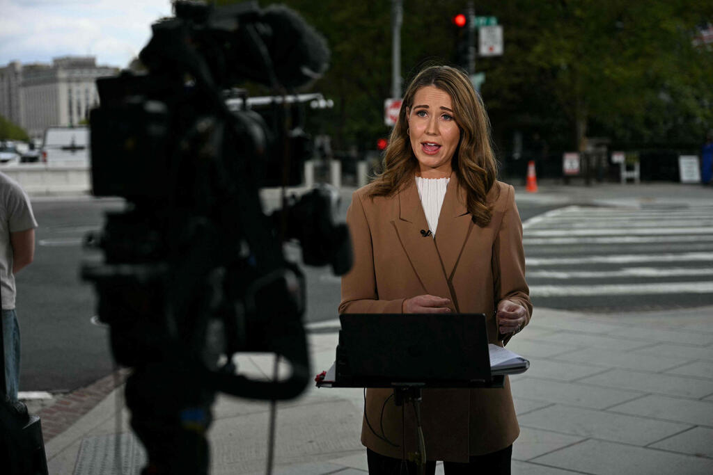 כתבת CNN ג'וליה בנברוק משדרת מהרחוב ליד הבית הלבן אחרי החרם איסור כניסה של נשיא ארה"ב טראמפ
