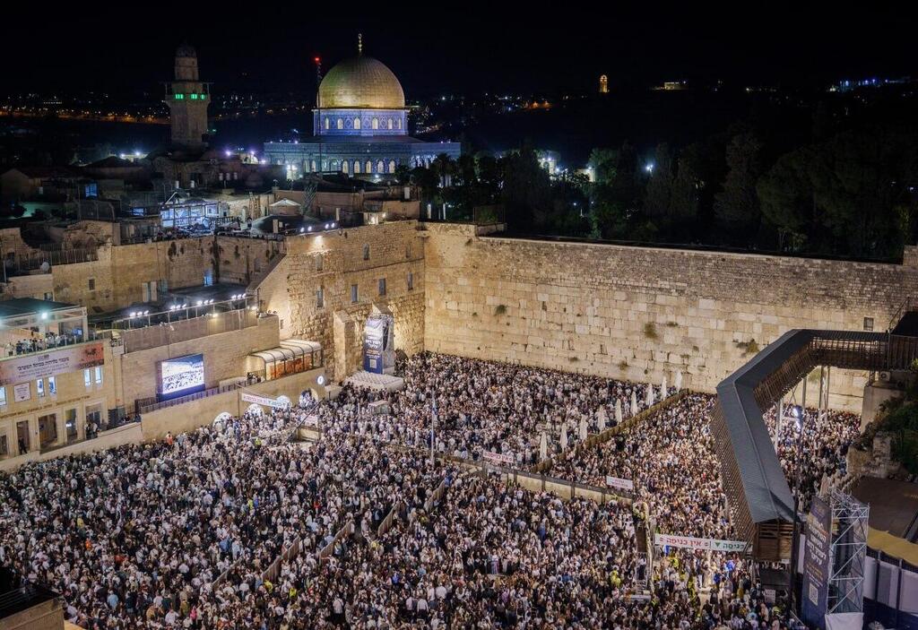 Selichot prayers at the Western Wall on erev Yom Kippur (Photo: Shilo Shalom) המונים במעמד הסליחות בכותל המערבי