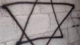 מתנחלים השאירו כתובות נאצה בביתו של לואי ביירותי
