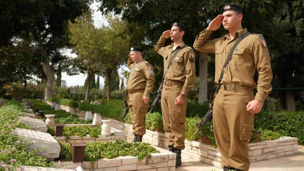 Itay, Ofir and Gabriel salute the 401st Brigade's fallen in 2023; only Gabriel survives (Photo: IDF) שריונרים מצדיעים מול קברי לוחמי חטיבה 401 שנפלו ב-1973