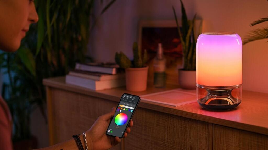 Govee Table Lamp 2 Pro JBL smart desk lamp with integrated speaker (Photo: Govee) נורת שולחן חכמה משולבת רמקול Govee Table Lamp 2 Pro JBL