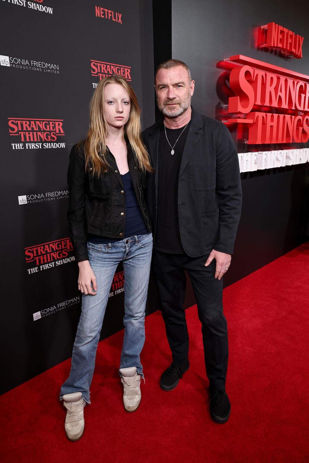 ‘Kai has always been who she is.’ Liev Schreiber and his daughter on the red carpet, 2025 (Photo: Jamie McCarthy/Getty Images for Netflix) קאי וליב שרייבר על השטיח האדום, 2025