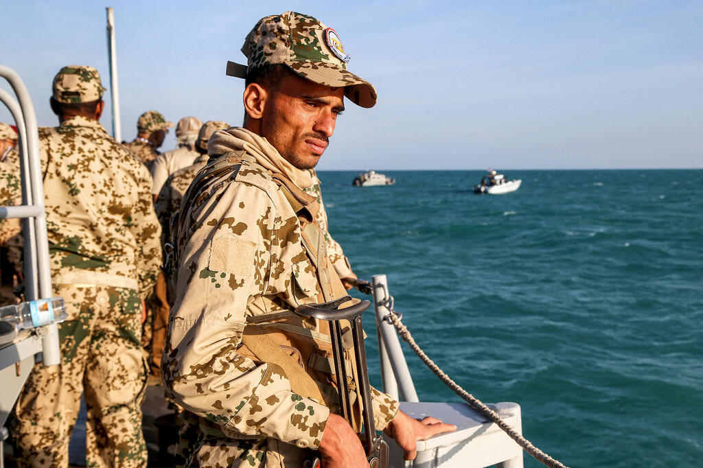 Houthi fighters patrol the Bab el-Mandeb area (Photo: Khaled ZIAD / AFP) לוחמים חות'ים מפטרלים באזור באב אל-מנדב
