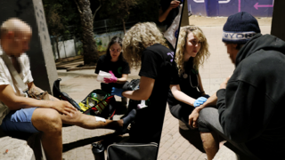 עמותת רפואת רחוב מציעה סיוע לדרי רחוב, אנשים בזנות וכו