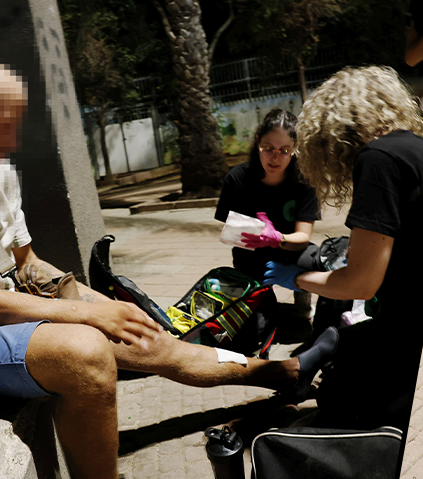 עמותת רפואת רחוב מציעה סיוע לדרי רחוב, אנשים בזנות וכו