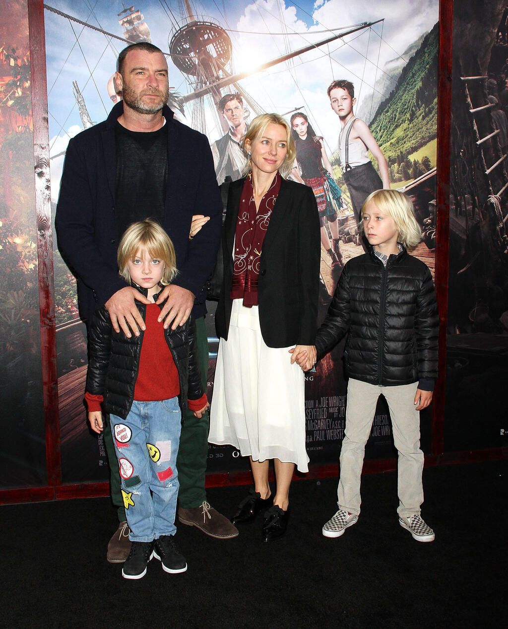 Naomi Watts, Liev Schreiber and their children Sasha and Kai on the red carpet, 2015 (Photo: Laura Cavanaugh/Getty Images) נעמי ווטס, ליב שרייבר והילדים סשה וקאי שרייבר על השטיח האדום, 2015